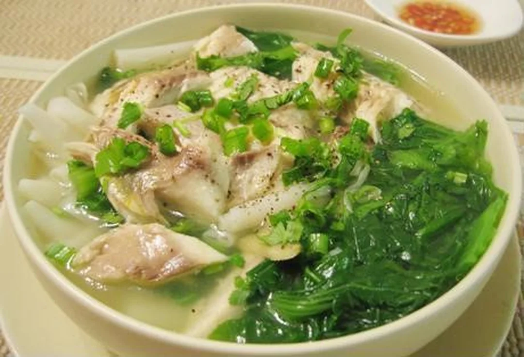 Canh bánh đa nóng với sợi bánh đa dai canh bánh đa với sợi bánh dai và nước dùng nóng