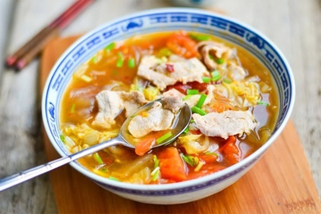 Tô canh bánh đa nhiều topping và rau xanh canh bánh đa với topping cua và rau xanh
