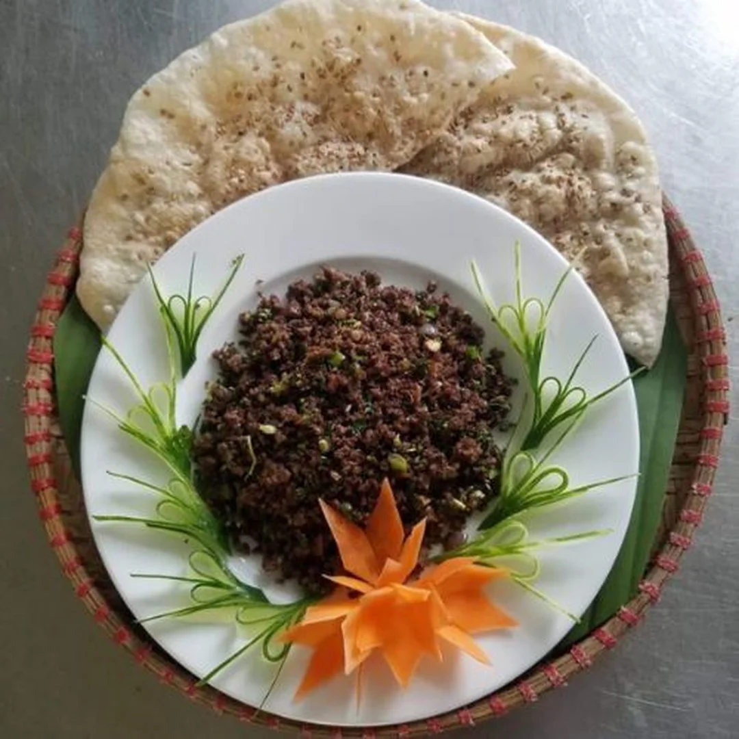 chim câu xúc bánh đa bày đĩa với bánh đa giòn chim câu xúc bánh đa bày đĩa với bánh đa giòn