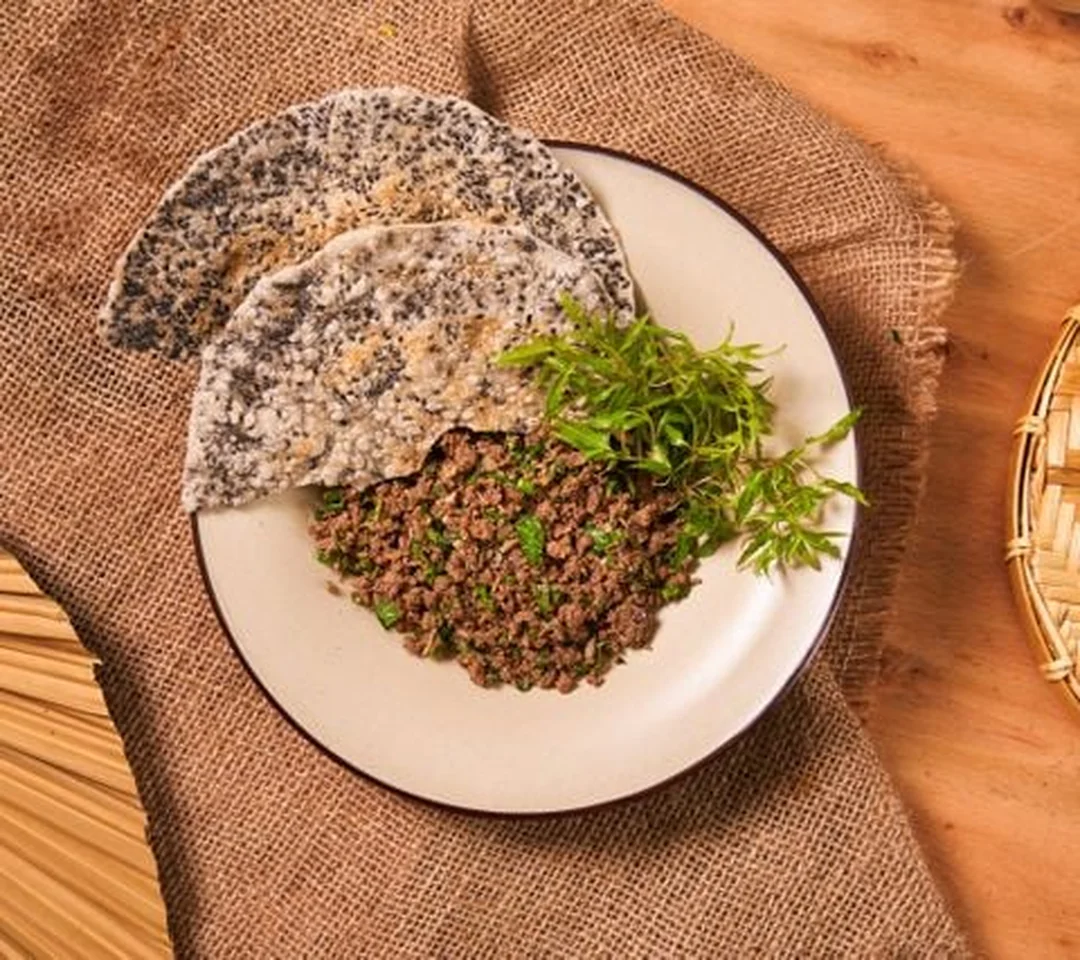 chim câu xúc bánh đa với thịt chim băm nhỏ chim câu xúc bánh đa với thịt chim băm nhỏ