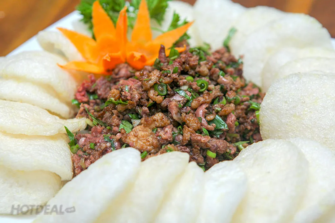 chim câu xúc bánh đa xào hành răm trên chảo chim câu xúc bánh đa xào hành răm trên chảo