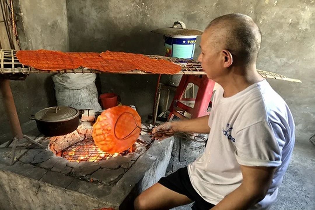 công đoạn tráng bánh đa gấc Kẻ Sặt
