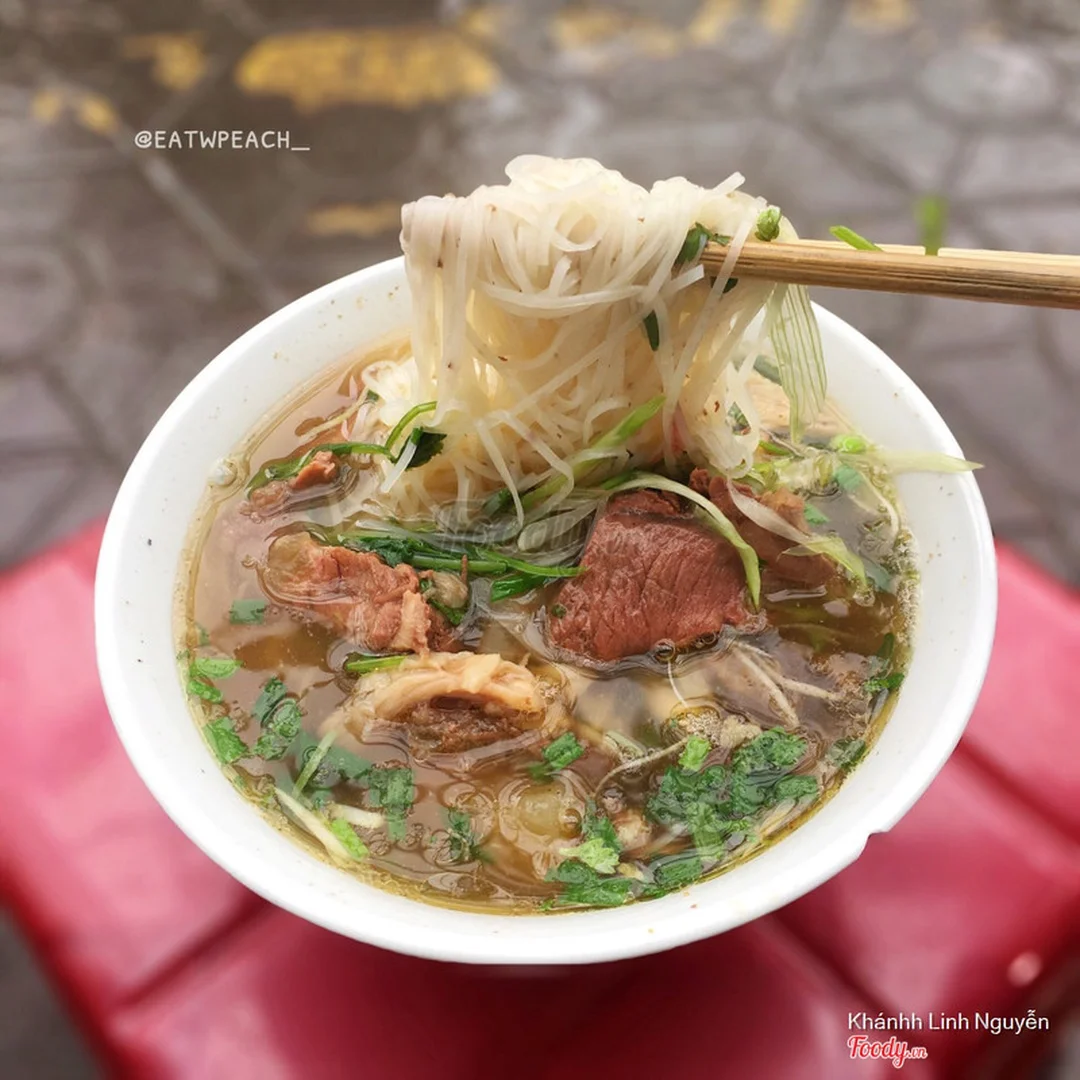Tô bánh đa bò nhừ ăn sáng với nước dùng nóng tô bánh đa bò nhừ ăn sáng với nước dùng nóng