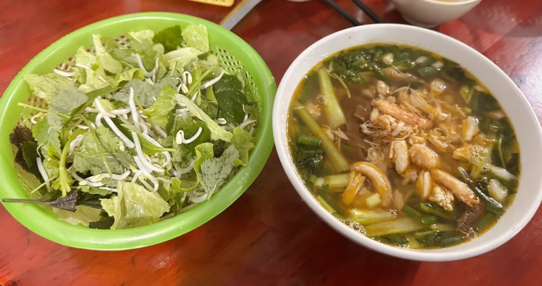 Bánh đa cù kỳ ăn kèm rau sống tô bún hải sản cù kỳ ăn kèm rau sống