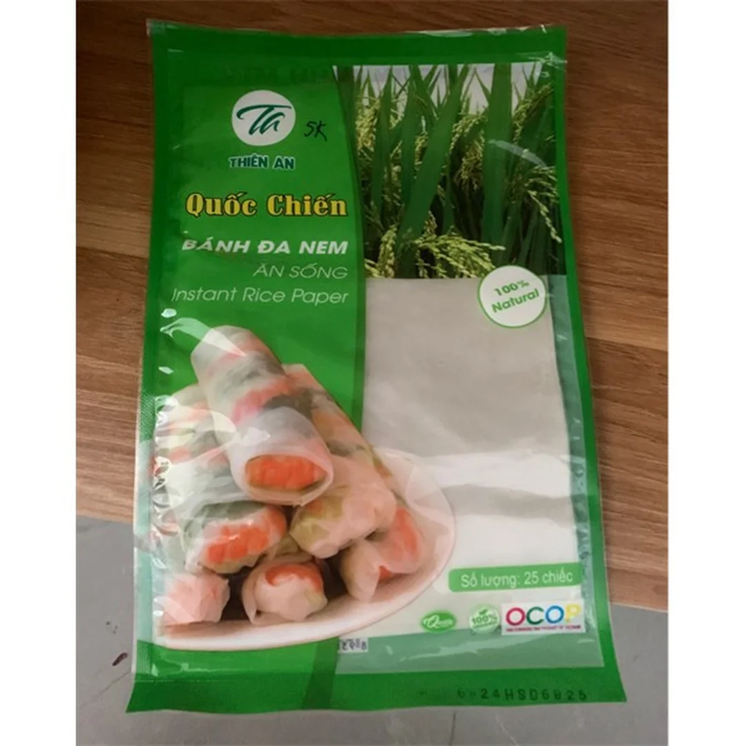 Bánh đa nem ăn sống cuốn cùng rau và thịt chín bánh đa nem ăn sống cuốn cùng rau và thịt chín