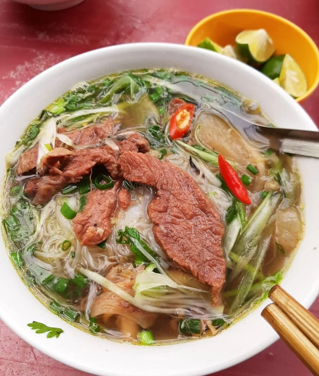 Một phần bánh đa bò Hải Phòng Một phần bánh đa bò Hải Phòng với sợi đỏ và nước dùng