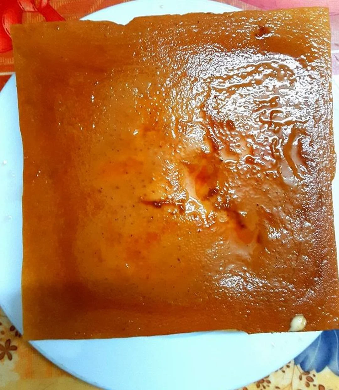 Tô bánh đa bò nước dùng nóng Tô bánh đa bò với thịt bò mềm và nước dùng nóng